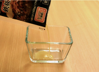 袋に残った肉汁を耐熱容器に移す